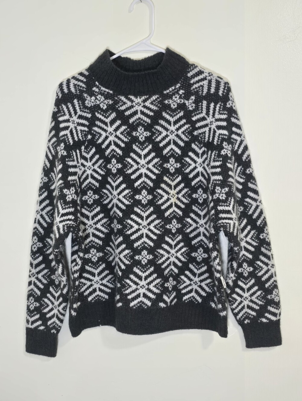 Old Navy Soft Wool Blend Grey and White Snowflake Mockneck Fair Isle Sweater Lrg